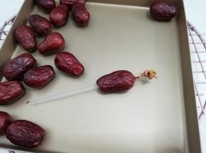 然后用吸管讲大枣胡取出