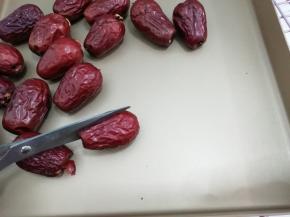 再用剪刀将大枣剪开