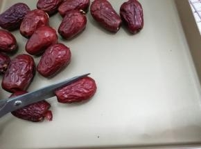 再用剪刀将大枣剪开