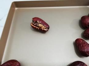 把核桃芝麻葡萄干夹在大枣中