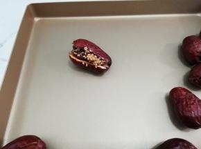 把核桃芝麻葡萄干夹在大枣中