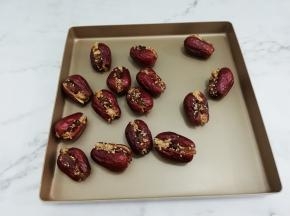 大枣夹核桃葡萄干做好了