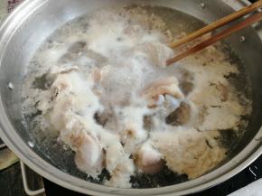 锅里的水烧开后，将猪手倒入，焯煮一下，可以看到水面上浮起很多浮沫，将水倒掉，再用流动的清水洗一下，把粘在猪手的浮沫都清洗掉，这一步很重要，不能偷懒不做哟