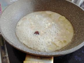 锅里加油烧热后加入姜片和八角，炒一下，加入第三步调好的腐乳汁液，再加入冰糖