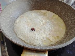 锅里加油烧热后加入姜片和八角，炒一下，加入第三步调好的腐乳汁液，再加入冰糖