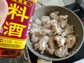 倒入猪手，加入料酒，翻炒片刻