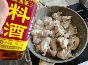 倒入猪手，加入料酒，翻炒片刻