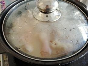 盖上锅盖，大火烧开后，转小火焖煮1个小时，具体时间要根据分量、火力和器皿决定，把猪手焖软即可。在焖煮的过程中，要留意水量，别烧干了，还要不时的翻动一下，防止粘锅底