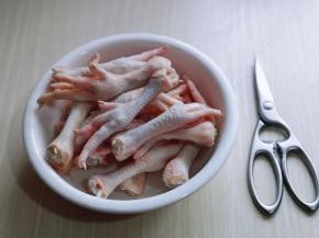 首先准备一把食品剪刀把鸡爪指甲剪掉。(这一步绝对不可以省略)