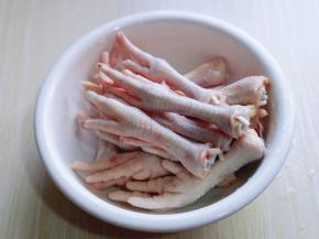 依次剪好的鸡爪，用温水清洗干净。