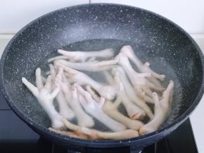 焯水，冷水入锅，大火烧开，煮2分钟捞出淋干水分。