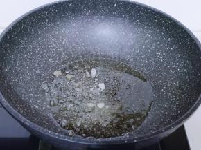 起油锅加入冰糖，小火融化至褐色。