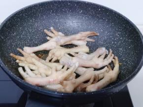 加入焯水的鸡爪，炒糖色。