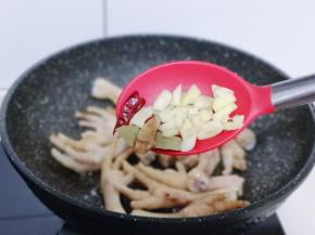 再加入提前准备好的姜蒜，桂皮，香叶，辣椒，炒香。