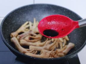 再加入一小勺老抽，加入纯净水，没过鸡爪，大火烧开，转小火炖约20分钟，时间自己掌握。