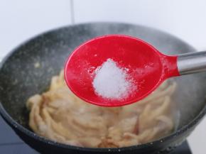 按个人口味加入盐炖5分钟。