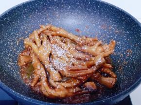 汤汁浓稠后撒上白芝麻翻炒均匀关火。