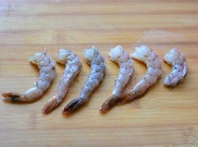 青虾头和身子分离，清洗干净，去虾线