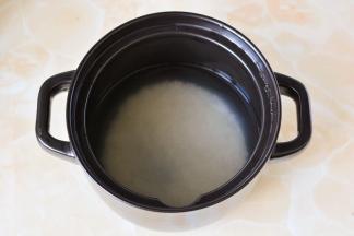 大米清洗干净，放在小巨蛋里泡水半个小时