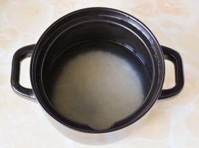 大米清洗干净，放在小巨蛋里泡水半个小时