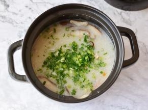 加入切好的香葱碎，就可以食用啦