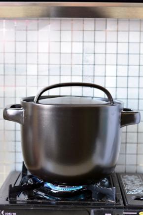 大火煮开，转小火慢慢炖至大米软烂