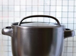 大火煮开，转小火慢慢炖至大米软烂