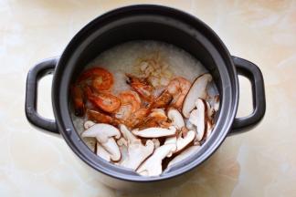 加入炒好的青虾、香菇、瑶柱炖3分钟，关火焖10分钟