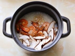 加入炒好的青虾、香菇、瑶柱炖3分钟，关火焖10分钟