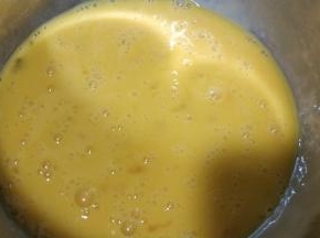 水淀粉加入鸡蛋至拌均匀