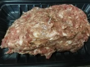 牛肉馅调味搅拌均匀