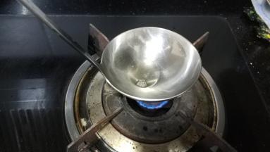 铁勺刷上一层油
