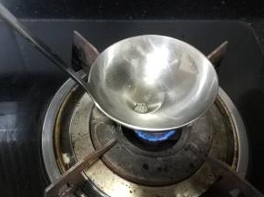 铁勺刷上一层油