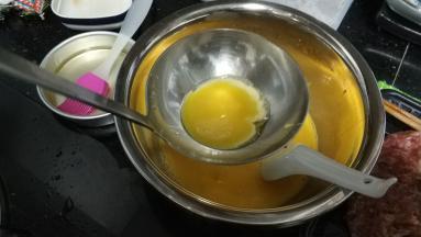 加入一勺子蛋液