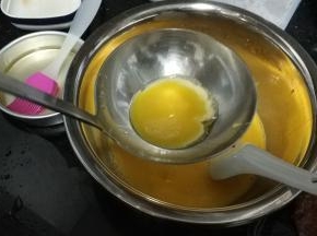 加入一勺子蛋液