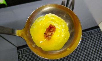 等蛋液基本凝固后，加入肉馅