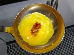 等蛋液基本凝固后，加入肉馅