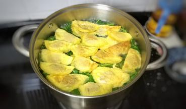 依次做好蛋饺后，蒸熟或煮熟放冰箱存着，吃时再拿出煮热