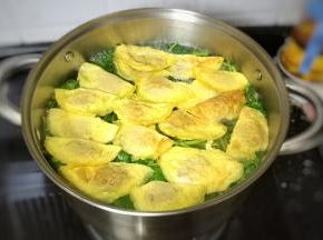 依次做好蛋饺后，蒸熟或煮熟放冰箱存着，吃时再拿出煮热