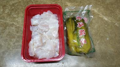 鱼切块，用油、盐、淀粉腌20分钟