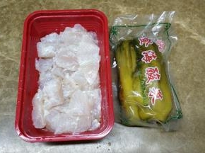鱼切块，用油、盐、淀粉腌20分钟