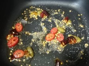 锅里热油，放入干辣椒、红椒、泡椒、蒜盐爆出香味