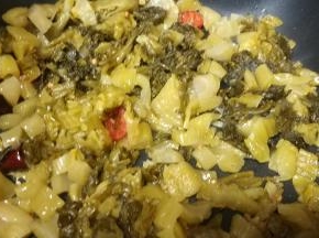 倒入酸菜炒均匀