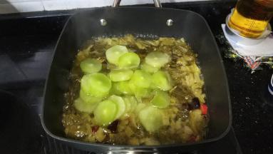 放入酸菜汤里