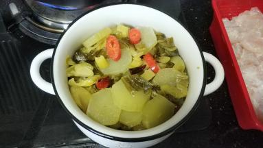 十分钟后捞出酸菜、莴笋放盆里