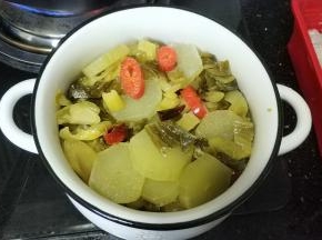 十分钟后捞出酸菜、莴笋放盆里