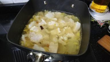水继续煮开，倒入龙利鱼块