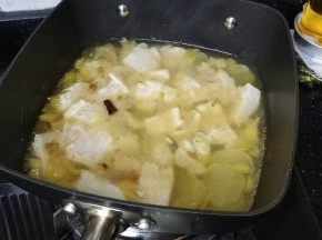 水继续煮开，倒入龙利鱼块