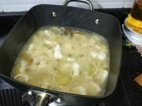 煮开后即刻关火，捞出鱼块放入酸菜面上