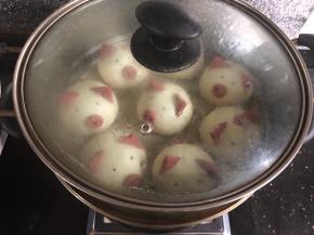 摆到蒸笼上醒发15到20分钟。